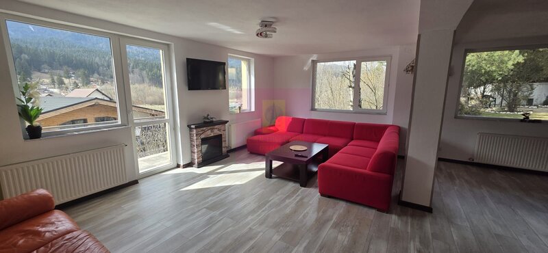 Vila de vanzare cu 8 camere si garaj in Busteni