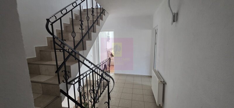 Vila de vanzare cu 8 camere si garaj in Busteni